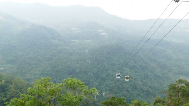 Teleféricos em montanhas — Vídeo de Stock