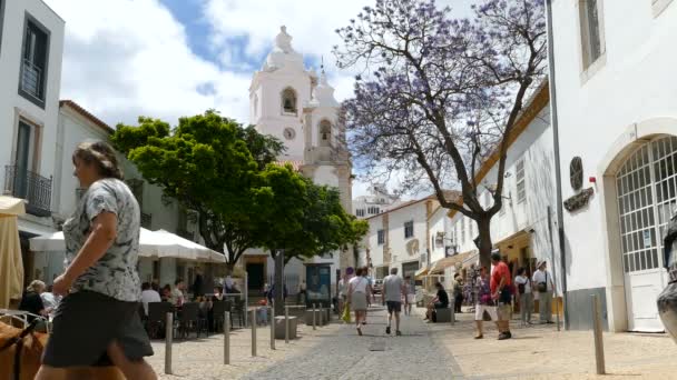 Vista para a rua no centro histórico de Lagos — Vídeo de Stock