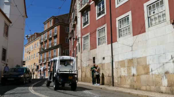 Tráfego na rua de Lisboa, Portugal — Vídeo de Stock