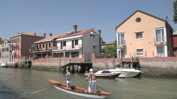 Rowers in canal in Murano — Stock Video