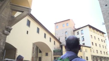 Köprüde yürüyen insanlar