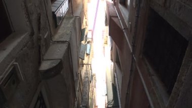 Dar sokakta aşağı eğimli 