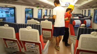 Tren bölmesi koltuklarda sıra