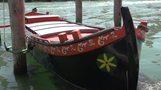 Murano kanalında harbored gondol — Stok video