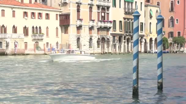 Μπλε πόλους στο κανάλι στη Βενετία — Αρχείο Βίντεο