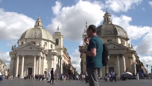 Iglesias gemelas en Piazza del Popolo — Vídeo de stock