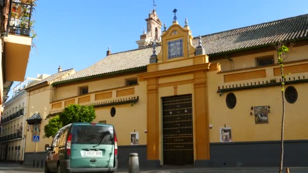 Strada con chiesa battista a Siviglia — Video Stock