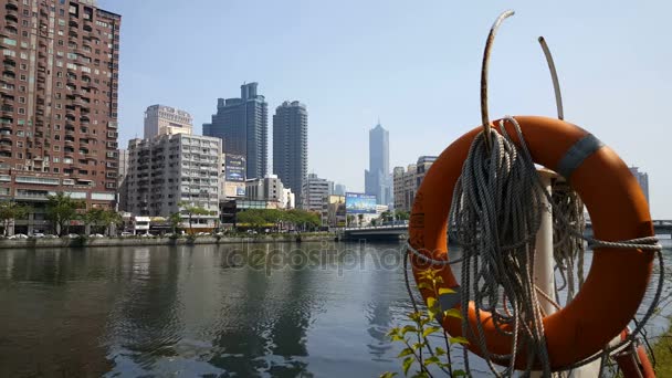 Skyline e ponte no rio do amor — Vídeo de Stock