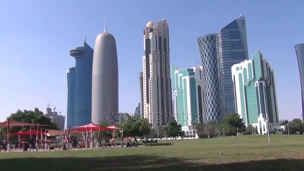 Niños jugando en Sheraton Park — Vídeo de stock