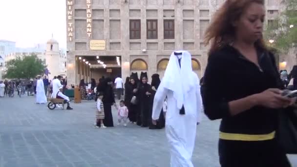 Mujeres veladas en Souq Waqif — Vídeos de Stock