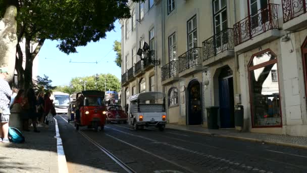 Trafik på gatan i Lissabon, Portugal — Stockvideo