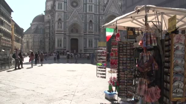 Souvenir stall vid katedralen i Florens — Stockvideo
