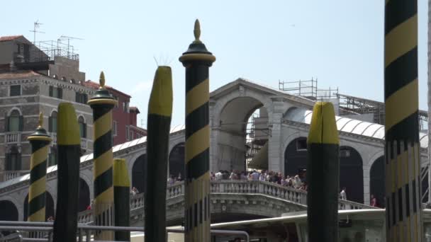 Postes frente al puente Ponte di Rialto — Vídeos de Stock