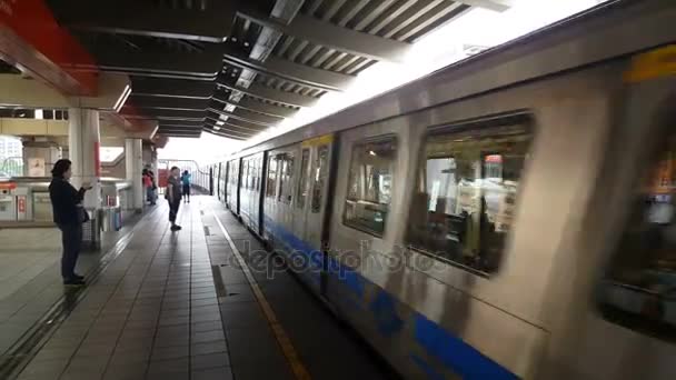 Train departing from Tamsui Station — Stock Video