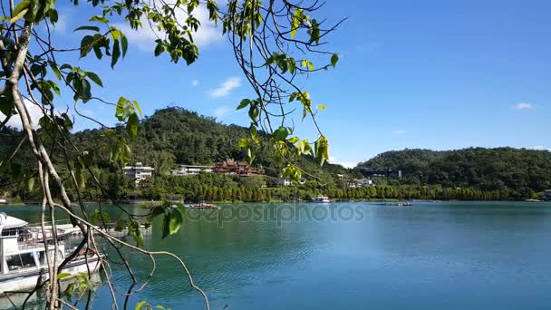 Longfeng Temple with lake — Stock Video