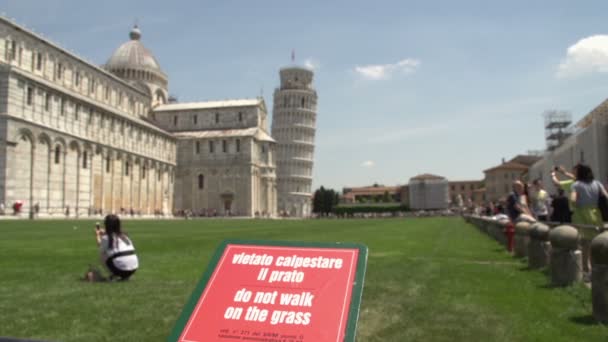 Människor som gick på tornet i Pisa — Stockvideo