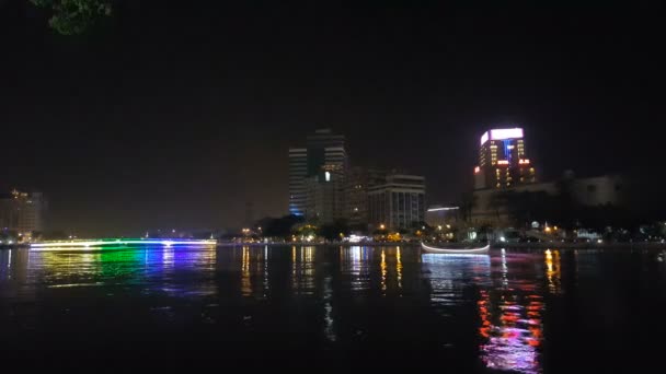 Skyline i Kaohsiung på kärlek river — Stockvideo