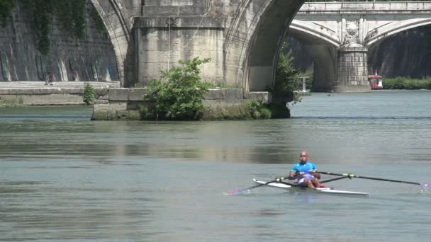 Roeier op Tiber in slow motion — Stockvideo