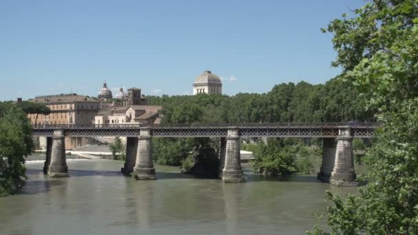 Понте-Палатино на реке Фиуме-Тевере — стоковое видео