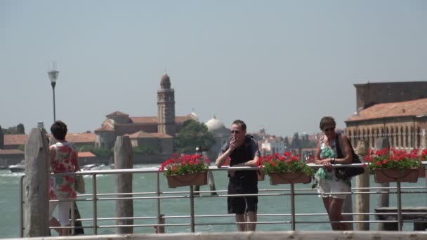 Mensen die wachten op pier in Murano — Stockvideo