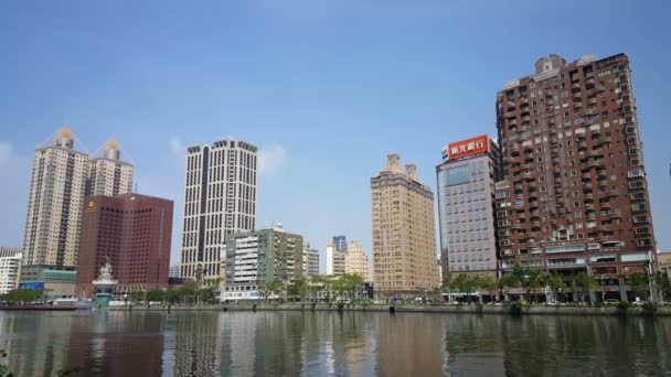 Skyline i Kaohsiung på kärlek river — Stockvideo