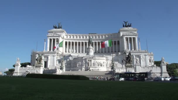 Traffico di fronte all'Altare Della Patria — Video Stock