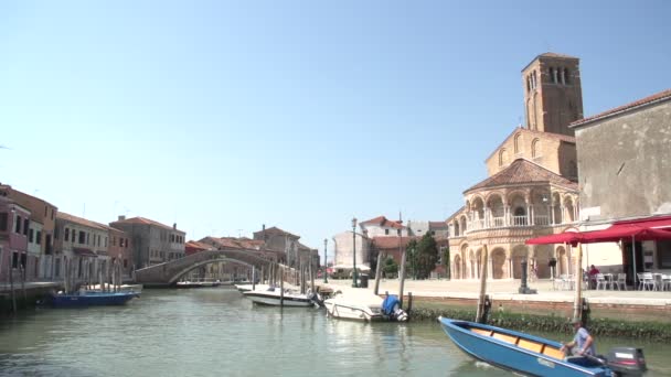 Transfer łodzią motorową, przechodzi w kanał Murano — Wideo stockowe