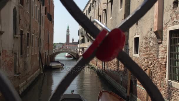 Liebesschlösser an Brücke in Venedig — Stockvideo