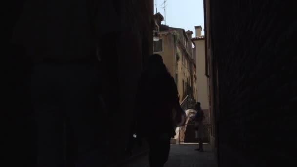 Mensen lopen in een smalle straat — Stockvideo