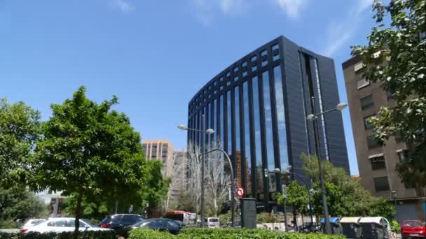 Tráfico y edificios en las calles de Valencia — Vídeo de stock