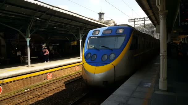 타이난 역에 도착 하는 기차 — 비디오