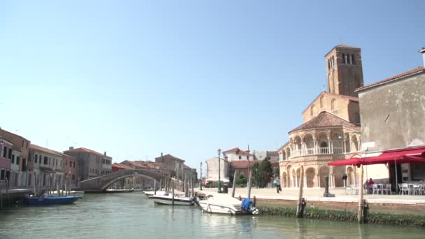 Kanal mit Booten in Murano — Stockvideo