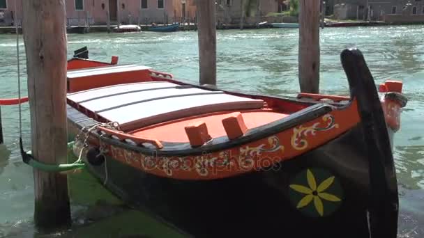 Gondol hyste på canal i Murano — Stockvideo