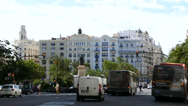 Tráfico y edificios en las calles de Valencia — Vídeos de Stock