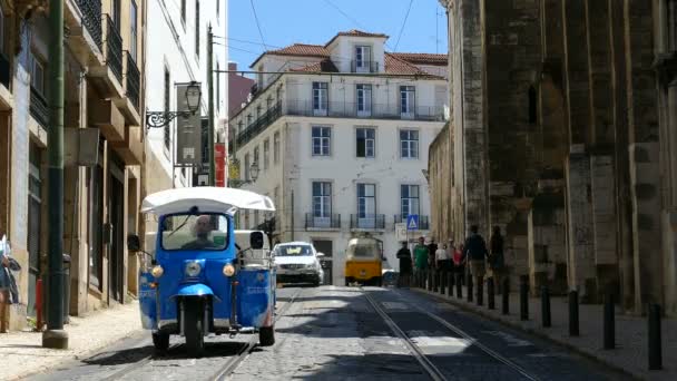 Cena de rua em Lisboa, Portugal — Vídeo de Stock