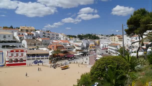 Blick auf das Carvoeiro-Haus — Stockvideo