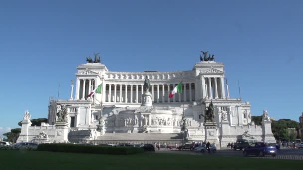 Traffico di fronte all'Altare Della Patria — Video Stock