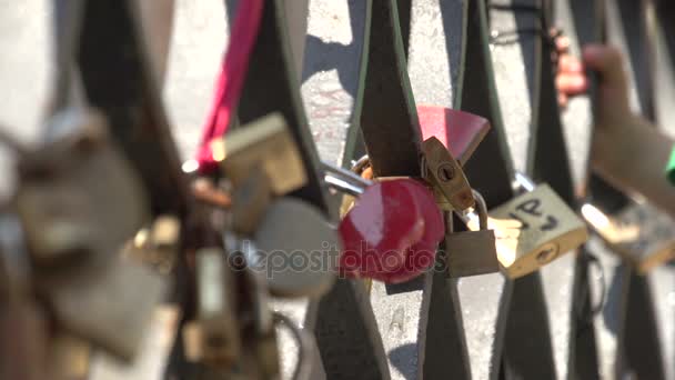 Liefde sluizen bij de brug in Venetië — Stockvideo