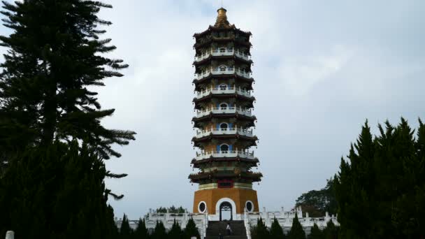 Cien Pagoda con turistas en frente — Vídeos de Stock