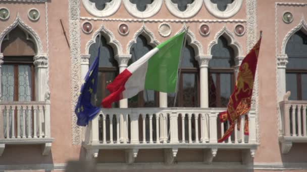 Flaggor vajande på hus i Venedig — Stockvideo