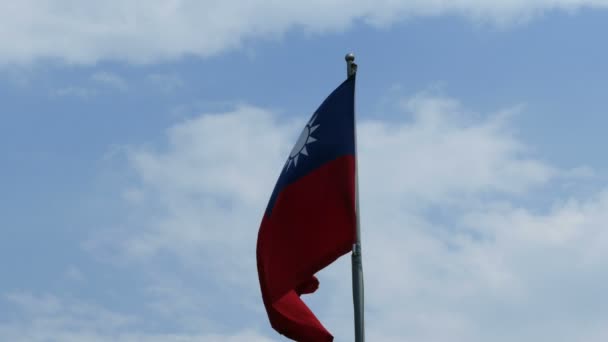 Флаг Тайваня на облачном небе — стоковое видео
