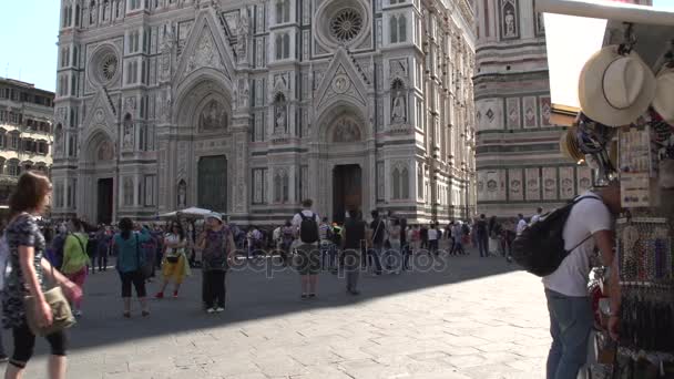 Folk tittar på katedralen i Florens — Stockvideo