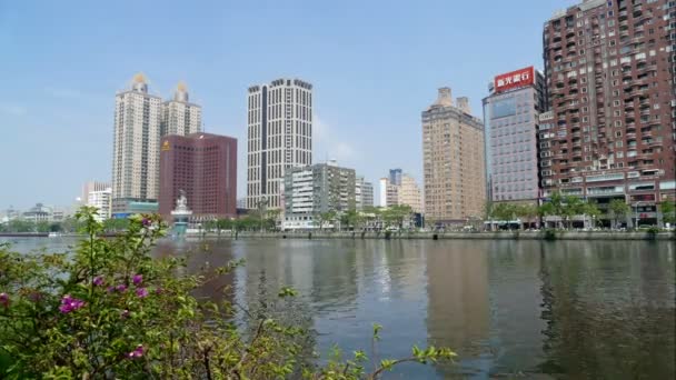 Skyline de Kaohsiung en el río del amor — Vídeo de stock
