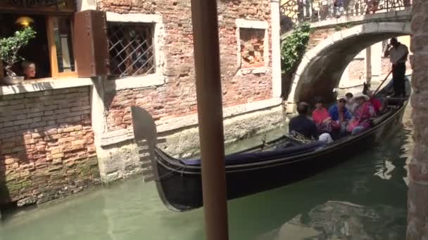 Turistas em gôndolas no canal — Vídeo de Stock