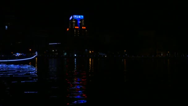 Kolejka gondolowa na miłość river w nocy — Wideo stockowe