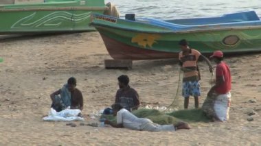 Plaj üzerinde Balıkçılar çalışır