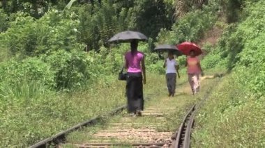 Tren rayları üzerinde yürüme