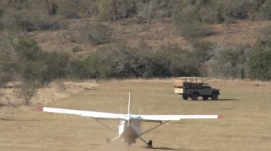 Küçük uçak iniyor