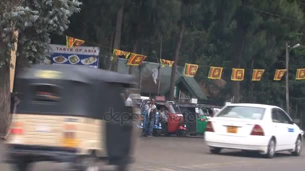 Парковка Туктукс на улице Шри-Ланки — стоковое видео