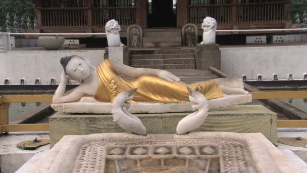 Sculpture in Buddist temple Gangarama — Stock Video